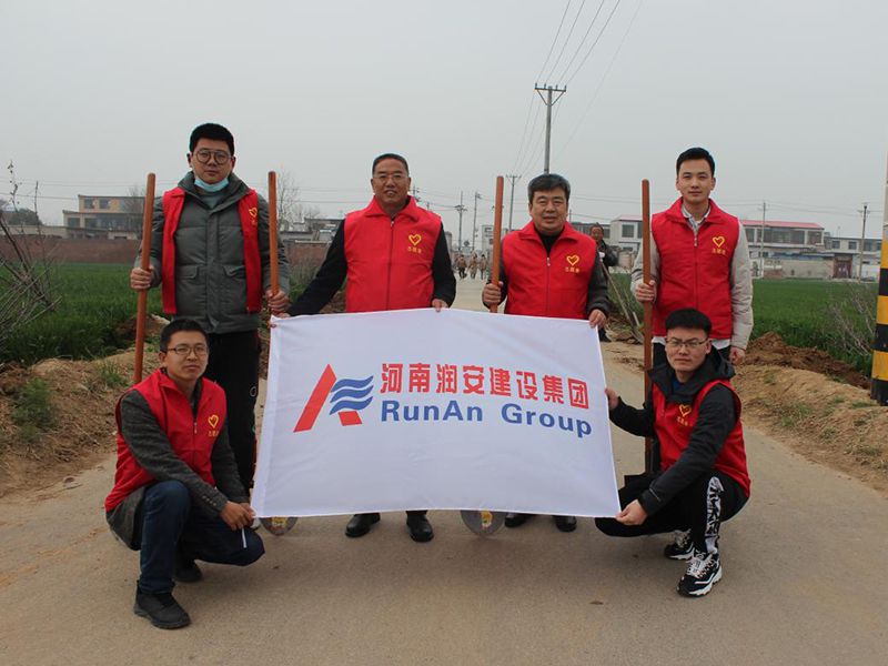 2022年，潤(rùn)安集團(tuán)深入寶蓮寺鎮(zhèn)二十里鋪村，助力人居環(huán)境整治。
